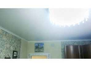 Бесшовный сатиновый натяжной потолок в спальне 12,7 м2