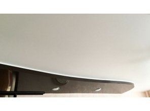 Двухуровневый натяжной потолок в гостиную 19 м2