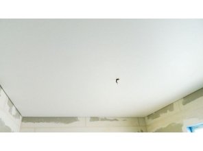 Бесшовный матовый натяжной потолок в спальню 10,7 м2