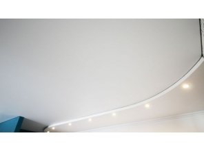 Бесшовный матовый натяжной потолок для зала 22,6 м2