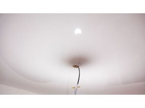 Бесшовный сатиновый натяжной потолок в гостиную 15,9 м2