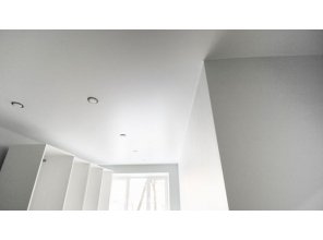 Бесшовный сатиновый натяжной потолок для зала 19,9 м2