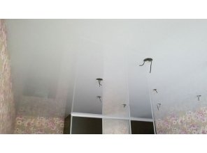 Бесшовный глянцевый натяжной потолок в спальню 18,7 м2