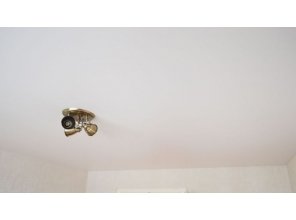 Бесшовный сатиновый натяжной потолок в гостиную 19,3 м2