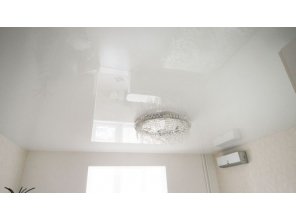 Бесшовный глянцевый натяжной потолок в гостиную 18,5 м2