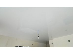 Бесшовный глянцевый натяжной потолок для зала 22,7 м2