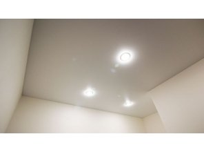 Бесшовный матовый натяжной потолок в коридор 6,3 м2