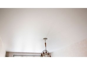 Бесшовный матовый натяжной потолок в спальню 16,5 м2