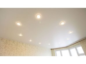 Бесшовный матовый натяжной потолок для зала 18,3 м2