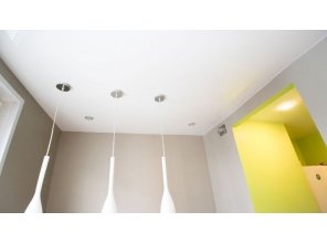 Бесшовный глянцевый натяжной потолок на кухню 7,1 м2