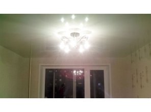 Бесшовный глянцевый натяжной потолок в гостиную 17,4 м2