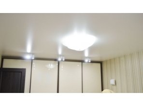 Бесшовный сатиновый натяжной потолок в гостиную 19,2 м2