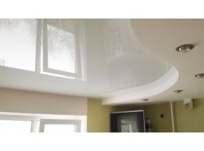 Бесшовный глянцевый натяжной потолок на кухню 6,5 м2