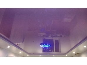 Двухуровневый глянцевый натяжной потолок в гостиную 36,7 м2