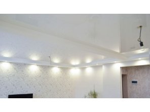 Двухуровневый глянцевый натяжной потолок в гостиную 20,5 м2