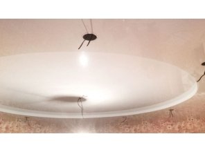 Двухуровневый глянцевый натяжной потолок в гостиную 24,8 м2