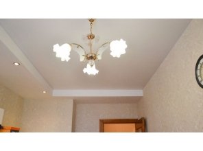 Бесшовный сатиновый натяжной потолок на кухню 9 м2