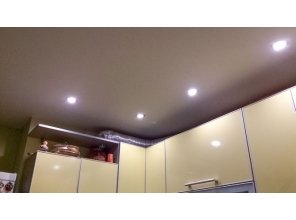 Бесшовный матовый натяжной потолок на кухню 5,4 м2