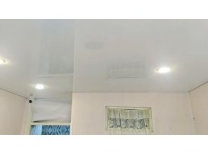 Монтаж потолка на кухне 7 м2 с использованием пленки VIPCEILING серии MONLANGE L9001 (2.60)