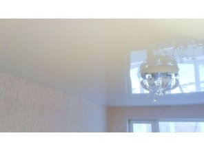 Бесшовный глянцевый натяжной потолок в гостиную 17,4 м2