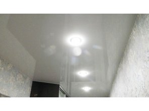 Бесшовный глянцевый натяжной потолок в коридор 5 м2