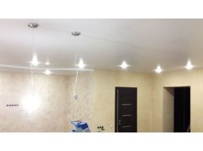 Двухуровневый матовый натяжной потолок в гостиную 31,1 м2