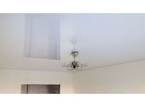 Бесшовный глянцевый натяжной потолок в гостиную 16,3 м2