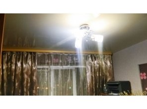 Бесшовный глянцевый натяжной потолок в спальню 8,2 м2