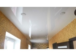 Бесшовный глянцевый натяжной потолок на кухню 22,3 м2