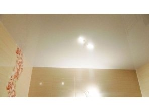 Бесшовный глянцевый натяжной потолок в ванную комнату 7,4 м2