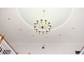 Двухуровневый глянцевый натяжной потолок в деревянном доме 12,9 м2