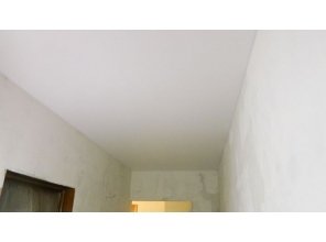 Бесшовный матовый натяжной потолок в прихожей 6,6 м2