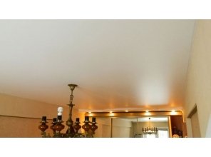 Бесшовный матовый натяжной потолок для зала 12,4 м2