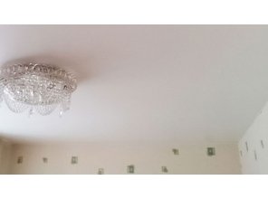 Бесшовный матовый натяжной потолок в спальню 10,2 м2