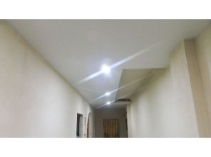 Бесшовный матовый натяжной потолок в прихожей 14,7 м2