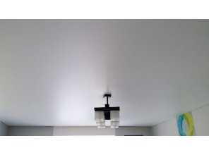 Бесшовный матовый натяжной потолок в спальню 17 м2