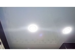 Бесшовный глянцевый натяжной потолок в ванную комнату 4,9 м2