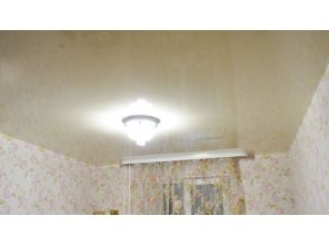 Бесшовный глянцевый натяжной потолок в спальню 13,1 м2