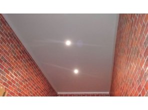 Бесшовный матовый натяжной потолок в прихожей 14,2 м2