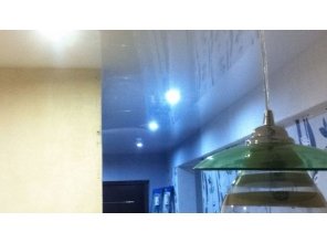 Бесшовный глянцевый натяжной потолок на кухню 13,9 м2