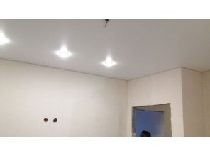 Бесшовный матовый натяжной потолок на кухню 13,4 м2