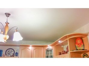 Бесшовный матовый натяжной потолок на кухню 10,7 м2