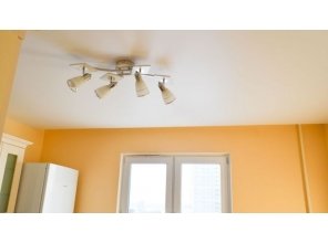 Бесшовный сатиновый натяжной потолок на кухню 9,8 м2