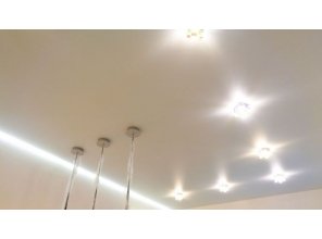 Парящий натяжной потолок на кухню 30 м2