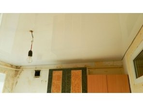 Бесшовный глянцевый натяжной потолок на кухню 7,2 м2