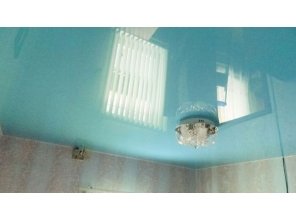 Бесшовный глянцевый натяжной потолок в спальню 8 м2