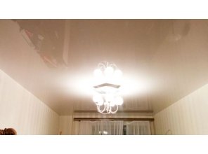 Бесшовный глянцевый натяжной потолок в спальне 20,5 м2