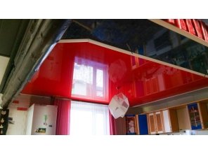 Глянцевый натяжной потолок в деревянном доме 32,8 м2