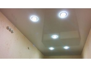 Бесшовный глянцевый натяжной потолок в прихожую 5,9 м2