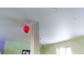 Матовый натяжной потолок в деревянном доме 41,4 м2